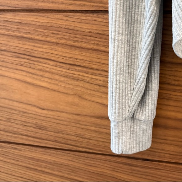 Papinelle Gray Ribbed Lounge Set Jogger Pants (Sz M) and V-Neck Top (Sz L) - Picture 4 of 12